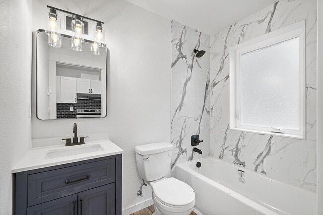 Building Photo - Stylish Portsmouth apartment by dining, pa...