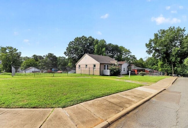 Building Photo - Charming 2BD/1BA Home Near Lakewood Park!