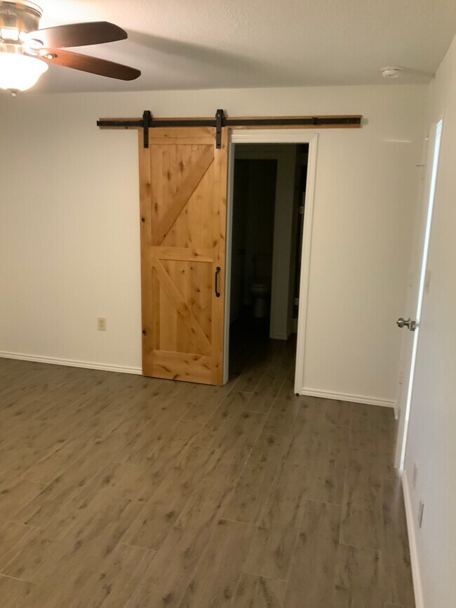 Building Photo - 2800 Shoreline Dr