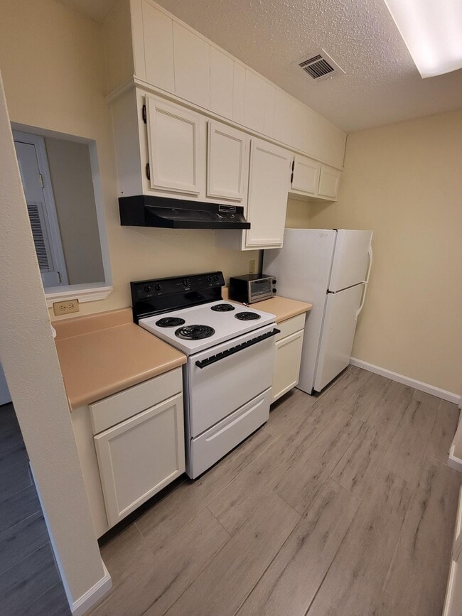 Building Photo - 1610 Green Briar Pkwy