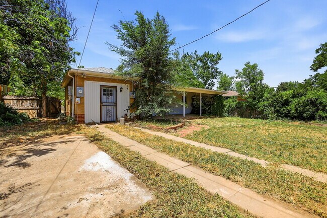 Building Photo - $2,145.95 with $600 off the first month's rent, 2 Beds - 1 Bath, Single Family Home in Denver wit...