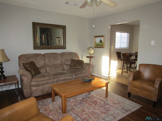 Building Photo - 605 1/2 W Quay Ave