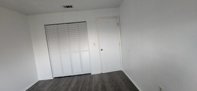 Building Photo - 1552 University Ln