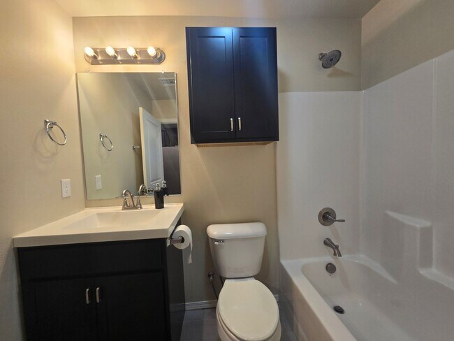 Building Photo - Modern comfort meets convenience in this b...