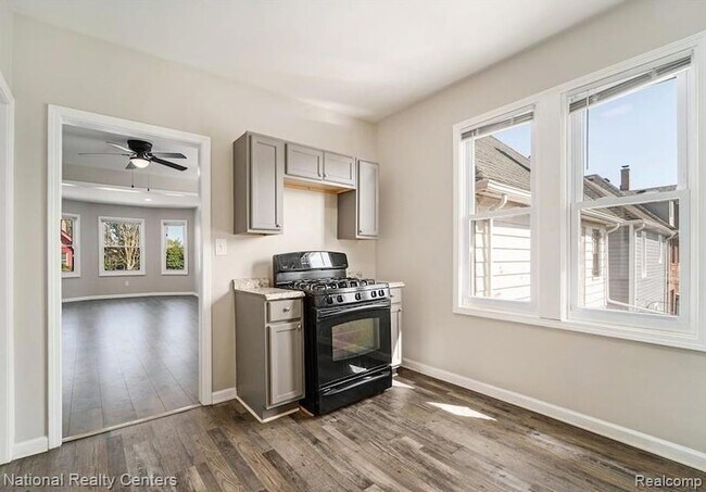 Building Photo - 1045 Casgrain St