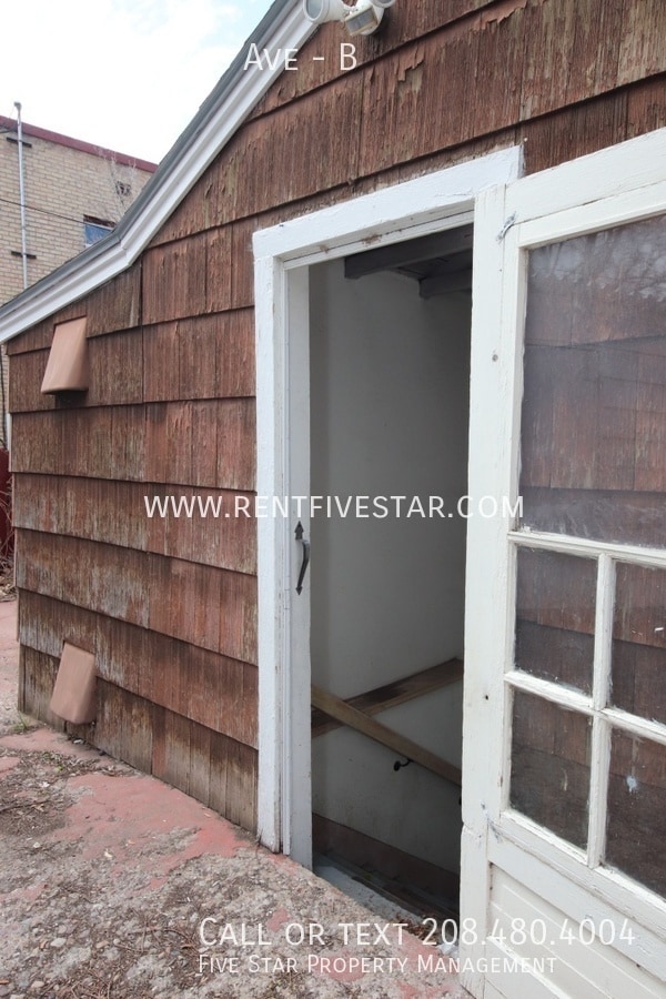 Building Photo - 428 S Hayes Ave