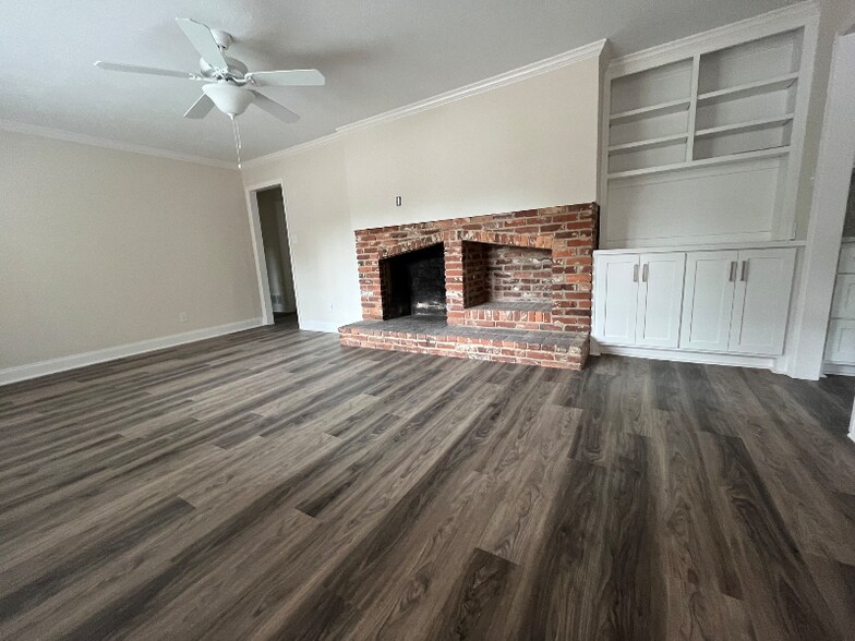 Building Photo - 3517 Jamaica Dr