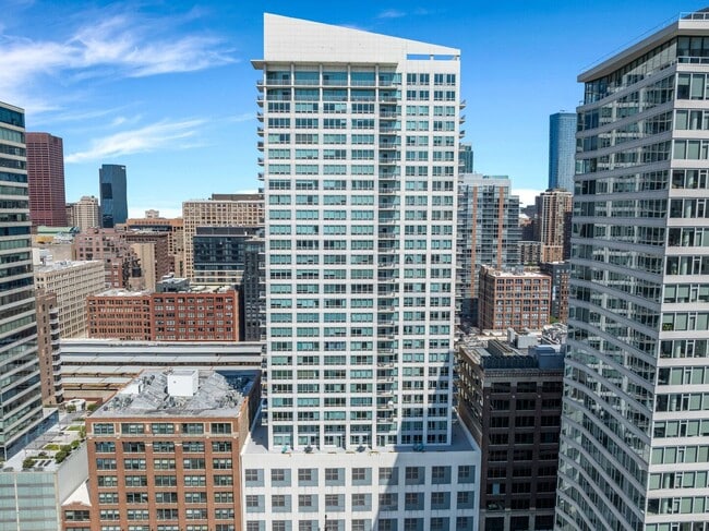 Building Photo - 701 S Wells St