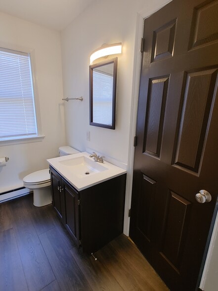 Full bath - 110 Froelich Ave