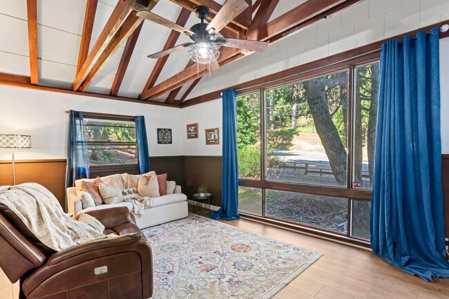 Building Photo - 407 S Dart Canyon Rd