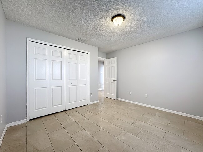 Building Photo - Spacious 4-Bedroom Retreat with 2 Baths in Brandon - 2103 Sq. Ft. of Comfort Awaits!