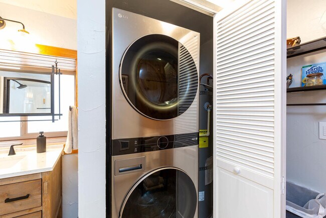 Building Photo - 55823 Wood Duck Dr