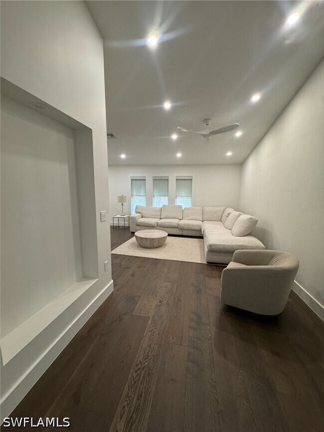 Building Photo - 27500 Suffridge Dr