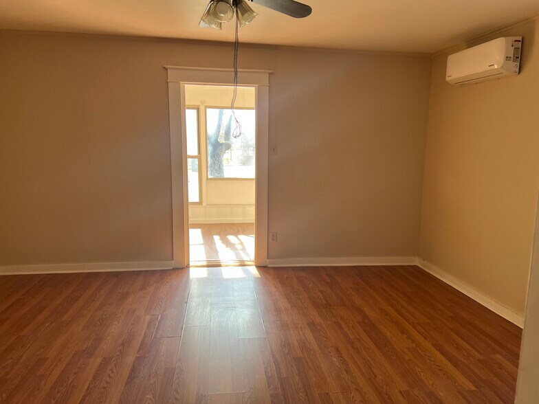 Living room - 208 E Twohig Ave