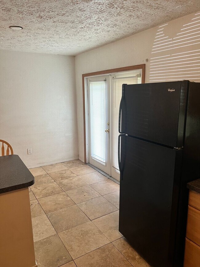 Building Photo - 3 BEDROOM, 2 BATH HOME IN THE HEART FORT P...