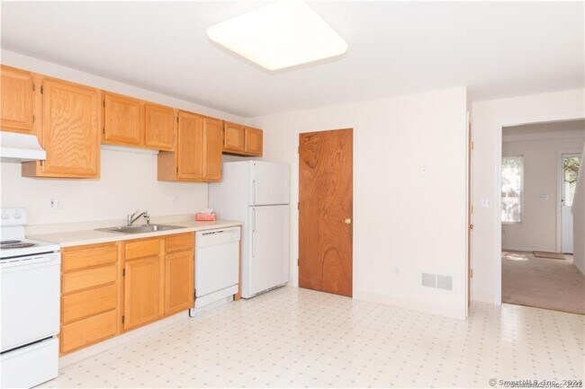 Building Photo - 6 Larkspur Ln
