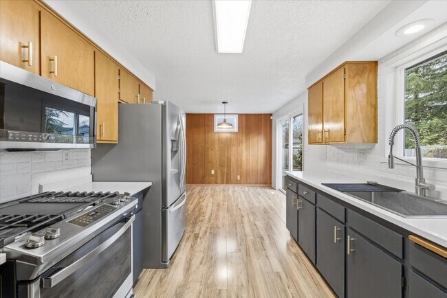 Building Photo - 2500 Alma Dr