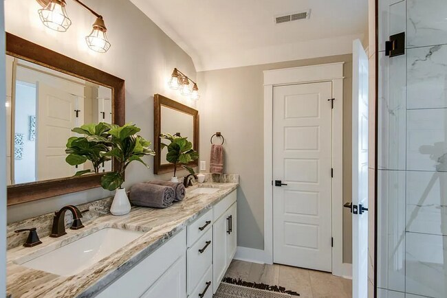 Building Photo - 3 Bed/2.5 Bath-Modern Home-Minutes from Downtown