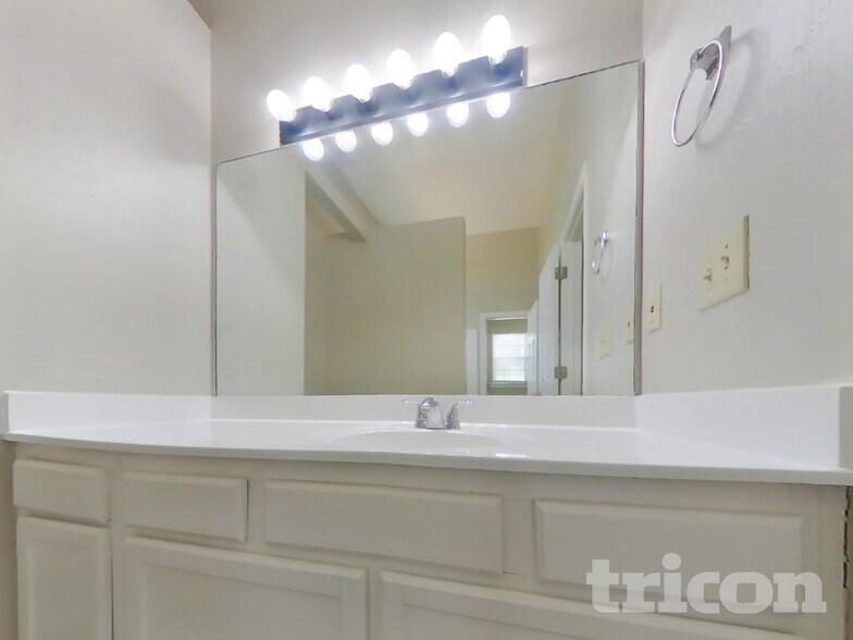 Building Photo - 510 Surveyor Walk