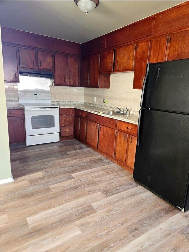 Building Photo - Large 2 bedrooms, 1 bathroom