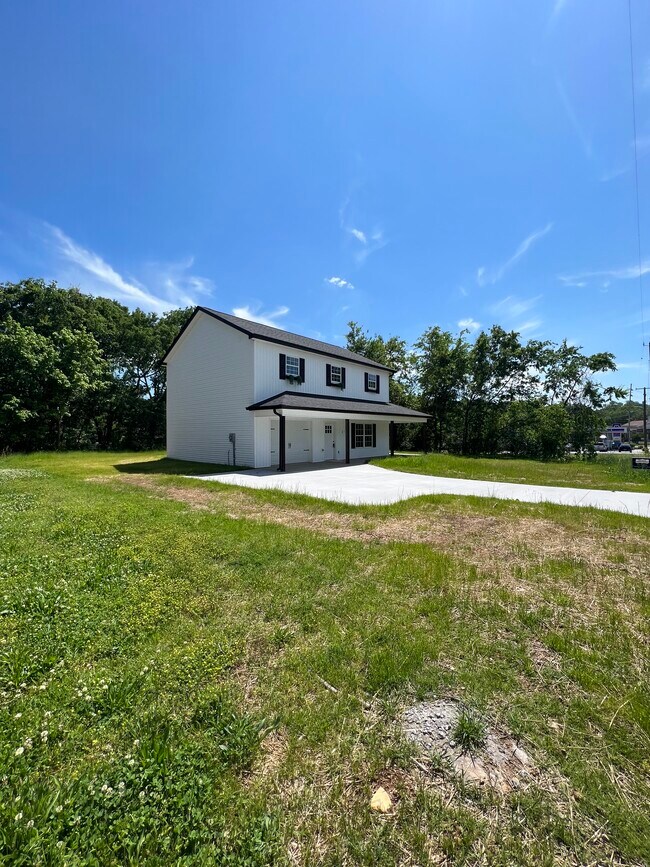 Building Photo - 2122 Brooks Ave