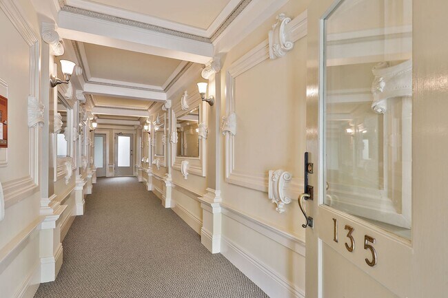 Building Photo - Cole Valley: Bright Top Floor Unfurnished 1 Bed 1 Bath with Garage Parking