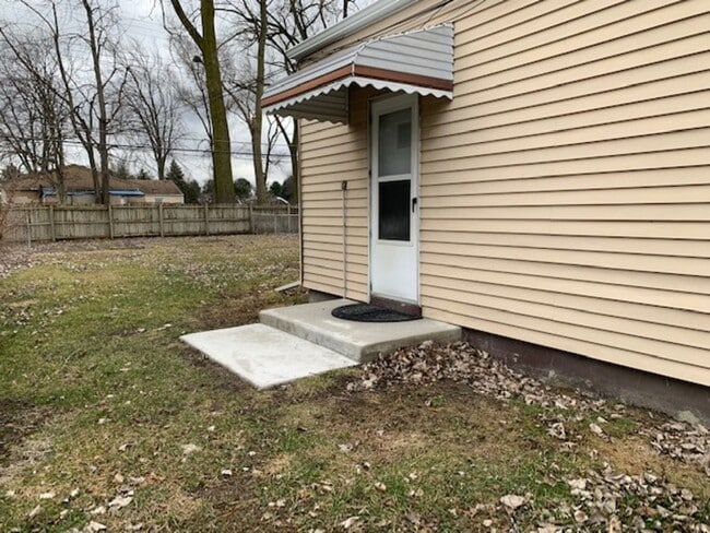 Building Photo - 13870 Couwlier Ave