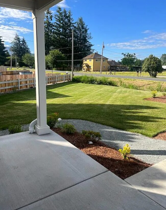 Building Photo - 2 Story Duplex | Sedro Woolley