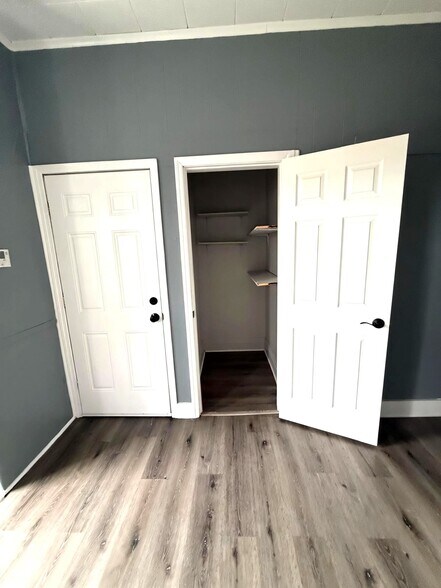 Building Photo - 204 1st St