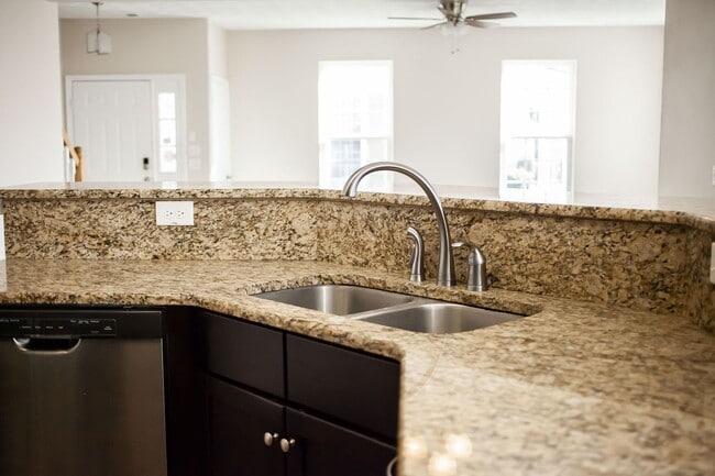 Building Photo - Suffolk Condo- Ready for move in