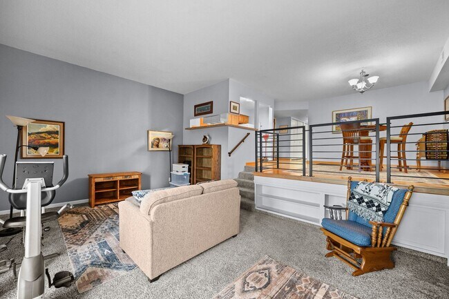 Building Photo - 2bed 2 bath contemporary condo overlooking the Waveland Golf Course
