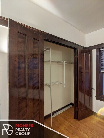 Building Photo - 822 W Waveland Ave