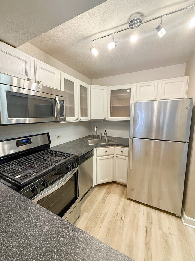 Building Photo - 230 E Ontario St