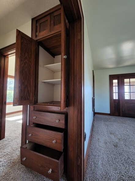 Hallway storage - 265 19th Rd