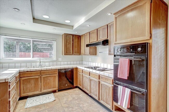 Building Photo - 8323 Northvale Way