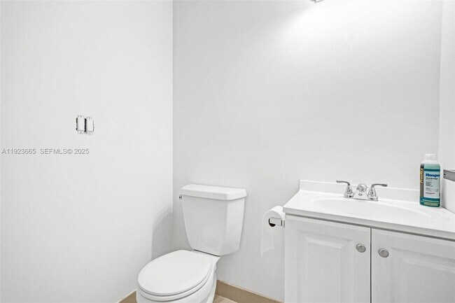 Building Photo - 10101 Collins Ave