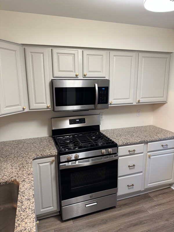 Building Photo - 347 Surrey Ct