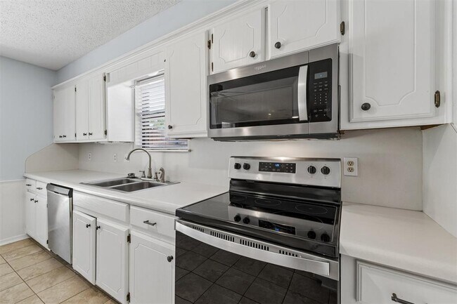 Building Photo - 213 S Silver Dr