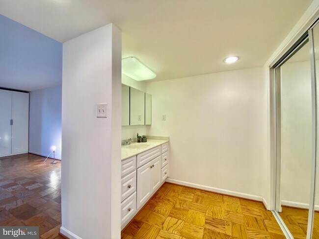 Building Photo - 3800 Fairfax Dr