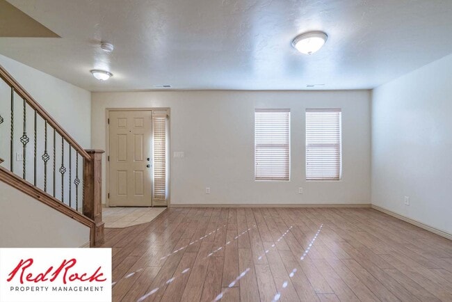 Building Photo - Beautiful 3 bedroom, 2.5 bathroom Townhome...