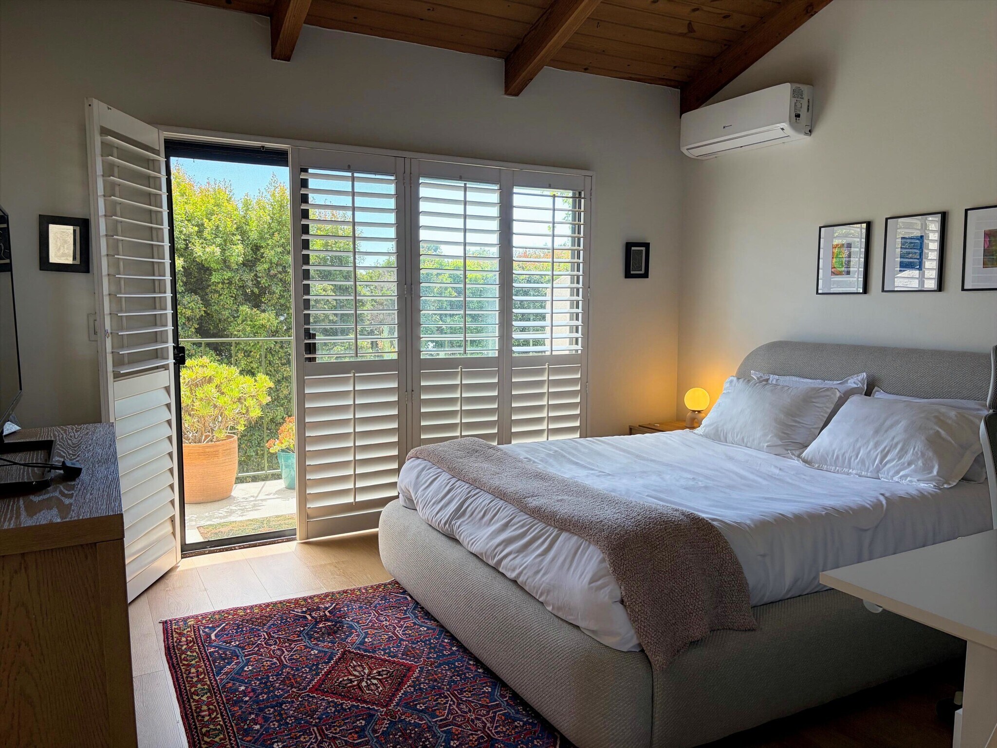 Building Photo - 132 W Alamar Ave