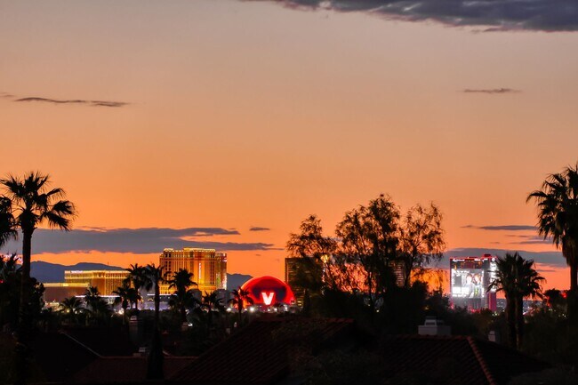 Building Photo - Stunning Green Valley, Guard Gated Community, Pool Home!