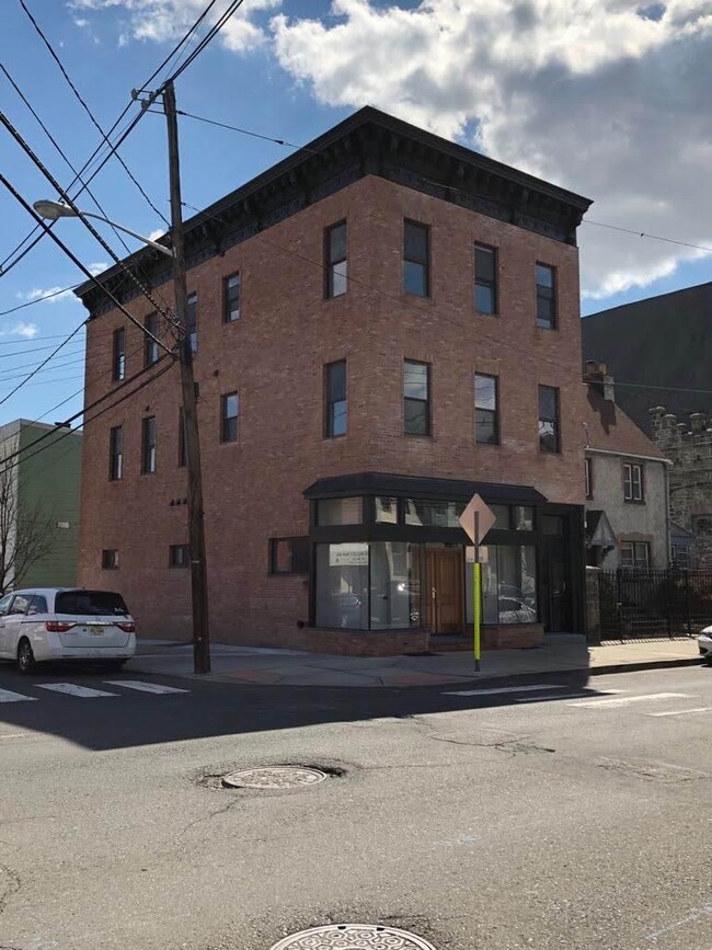 Building Photo - 942 Summit Ave
