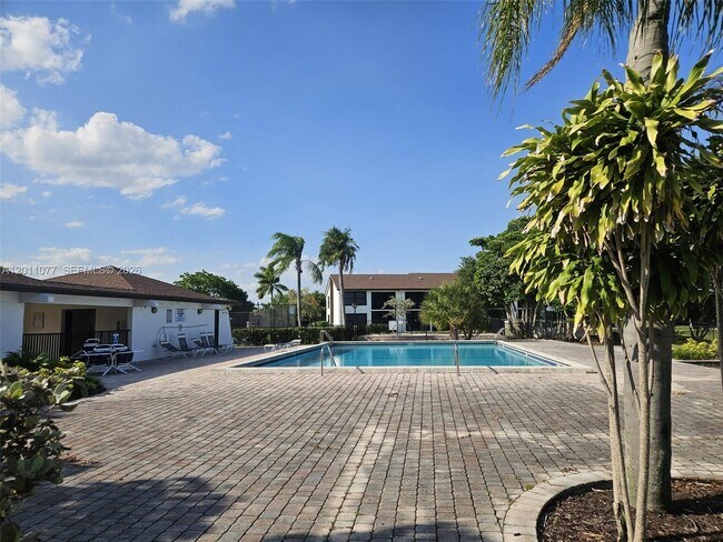 Building Photo - 211 Lake Pointe Dr