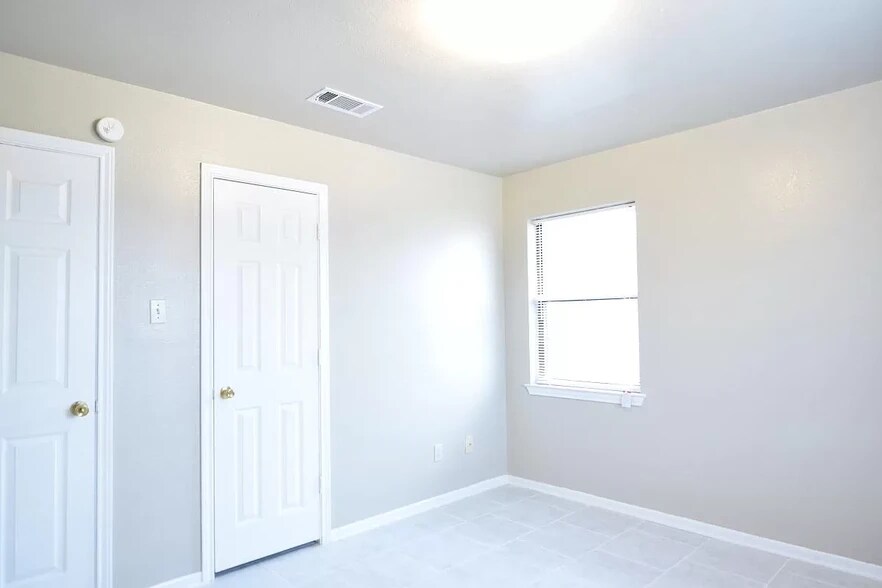 Building Photo - 1504 Benttree Dr