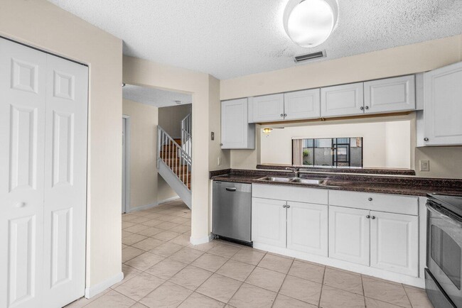 Building Photo - 9112 SW 21st Ct