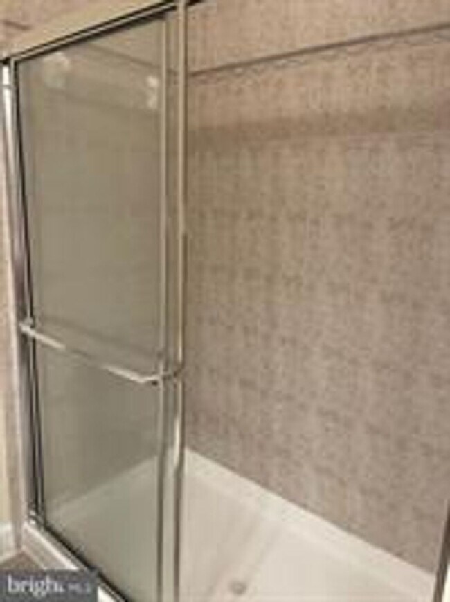 Building Photo - END UNIT TOWNHOUSE WITH 2 CAR GARAGE, 4 BEDROOMS AND 3.5 BATHS..FINISHED REC ROOM