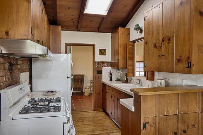 Building Photo - Beautiful home in Santa Barbara with amazing views!!