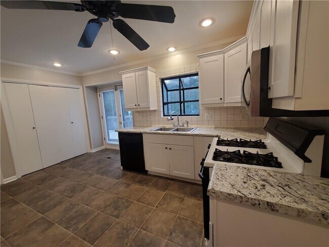 Building Photo - 2533 Hunton Ct