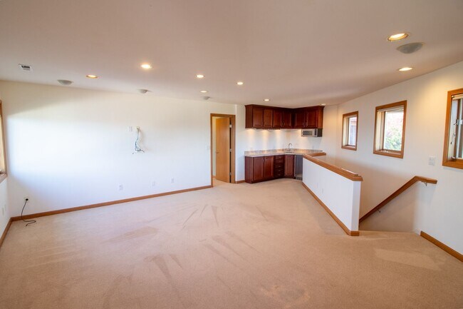 Building Photo - 4bd/4ba Bellevue Home